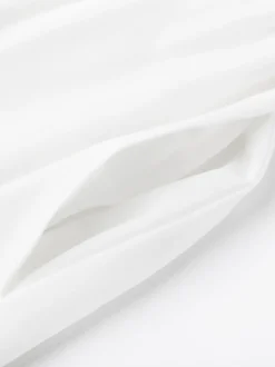 Mini-robe blanche à épaules dénudées et volants 2026
