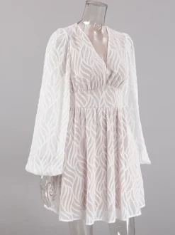 Mini-robe en jacquard à col en V et manches longues pour l'été 2026
