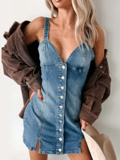 Mini-robe en jean avec décolleté en V profond et boutons sur le devant 2026