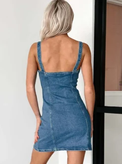 Mini-robe en jean avec décolleté en V profond et boutons sur le devant 2026