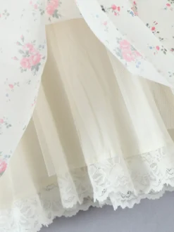 Mini-robe fleurie à épaules dénudées et nœud pour l'été 2026