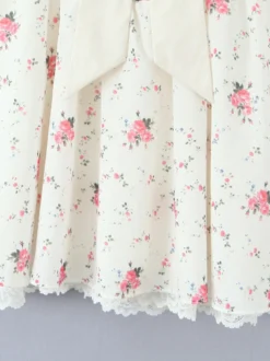 Mini-robe fleurie à épaules dénudées et nœud pour l'été 2026