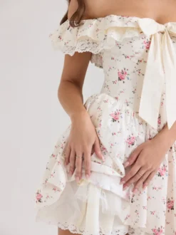 Mini-robe fleurie à épaules dénudées et nœud pour l'été 2026