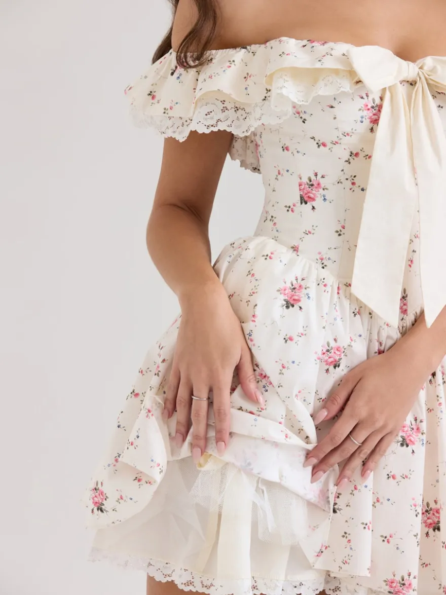 Mini-robe fleurie à épaules dénudées et nœud pour l'été 2026