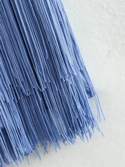 Mini-robe à franges et pompons dos nu et décolleté licou pour soirée 2026