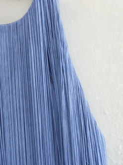 Mini-robe à franges et pompons dos nu et décolleté licou pour soirée 2026