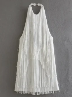 Mini-robe à franges et pompons dos nu et décolleté licou pour soirée 2026