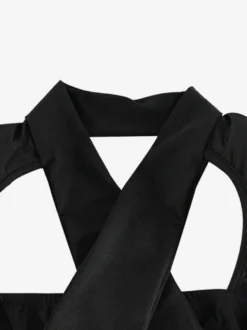 Mini-robe moulante noire à manches longues et découpes pour une soirée 2026
