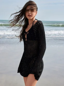 Mini-robe noire en crochet à manches longues pour la plage en été 2026