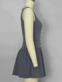 Mini-robe plissée sans manches et boutonnée sur le devant grise été 2026