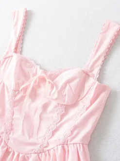 Mini-robe rose tendre à bordures en dentelle pour l'été 2026