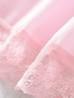 Mini-robe rose tendre à bordures en dentelle pour l'été 2026