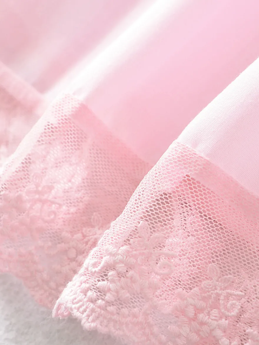 Mini-robe rose tendre à bordures en dentelle pour l'été 2026