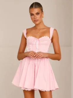 Mini-robe rose tendre à bordures en dentelle pour l'été 2026