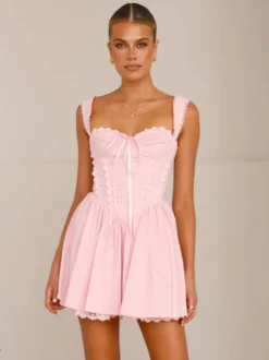 Mini-robe rose tendre à bordures en dentelle pour l'été 2026