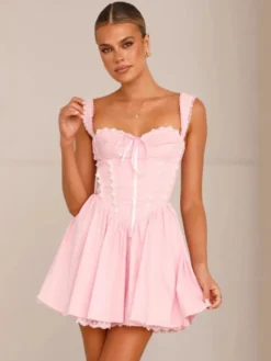 Mini-robe rose tendre à bordures en dentelle pour l'été 2026
