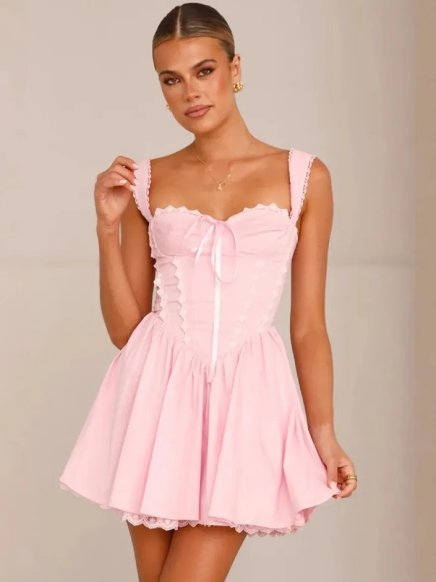 Mini-robe rose tendre à bordures en dentelle pour l'été 2026