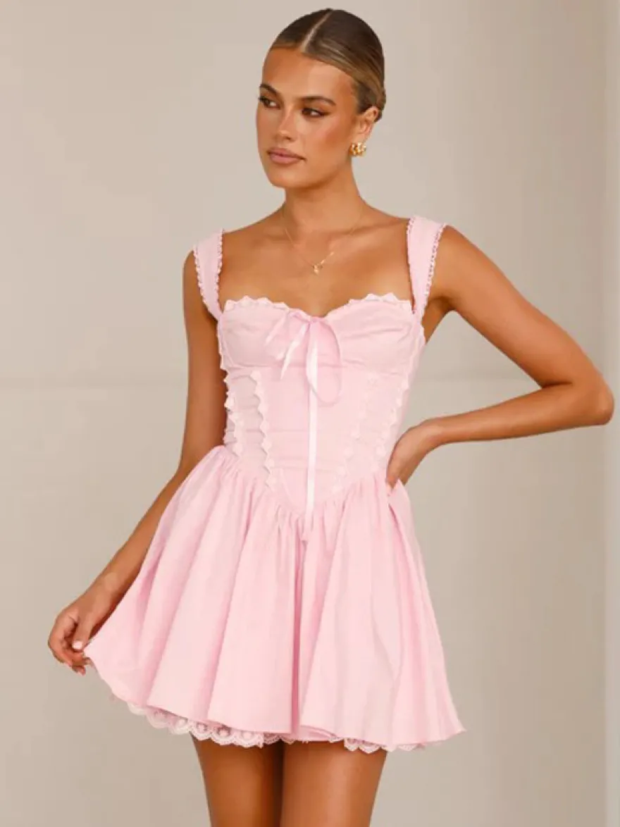 Mini-robe rose tendre à bordures en dentelle pour l'été 2026