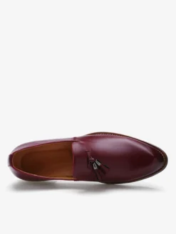 Mocassins bordeaux à bout rond pour homme à enfiler avec pompons