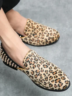 Mocassins homme léopard en daim à bout rond et rivets