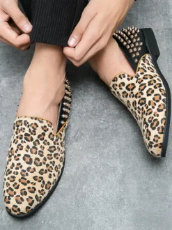 Mocassins homme léopard en daim à bout rond et rivets