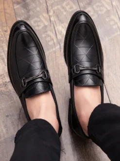 Mocassins à mors pour homme à enfiler bout pointu talons bas décoration métallique