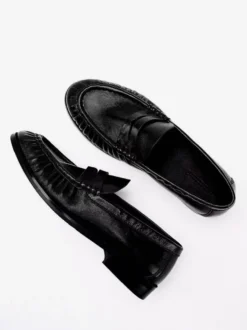 Mocassins noirs à bout rond et froncés