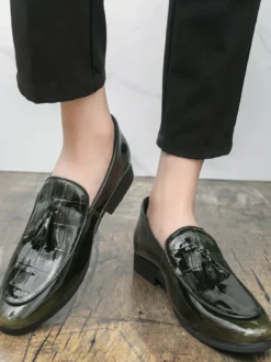Mocassins noirs à bout rond pour homme à enfiler avec pompons