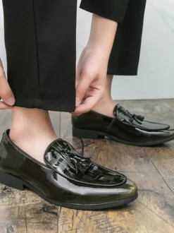 Mocassins noirs à bout rond pour homme à enfiler avec pompons