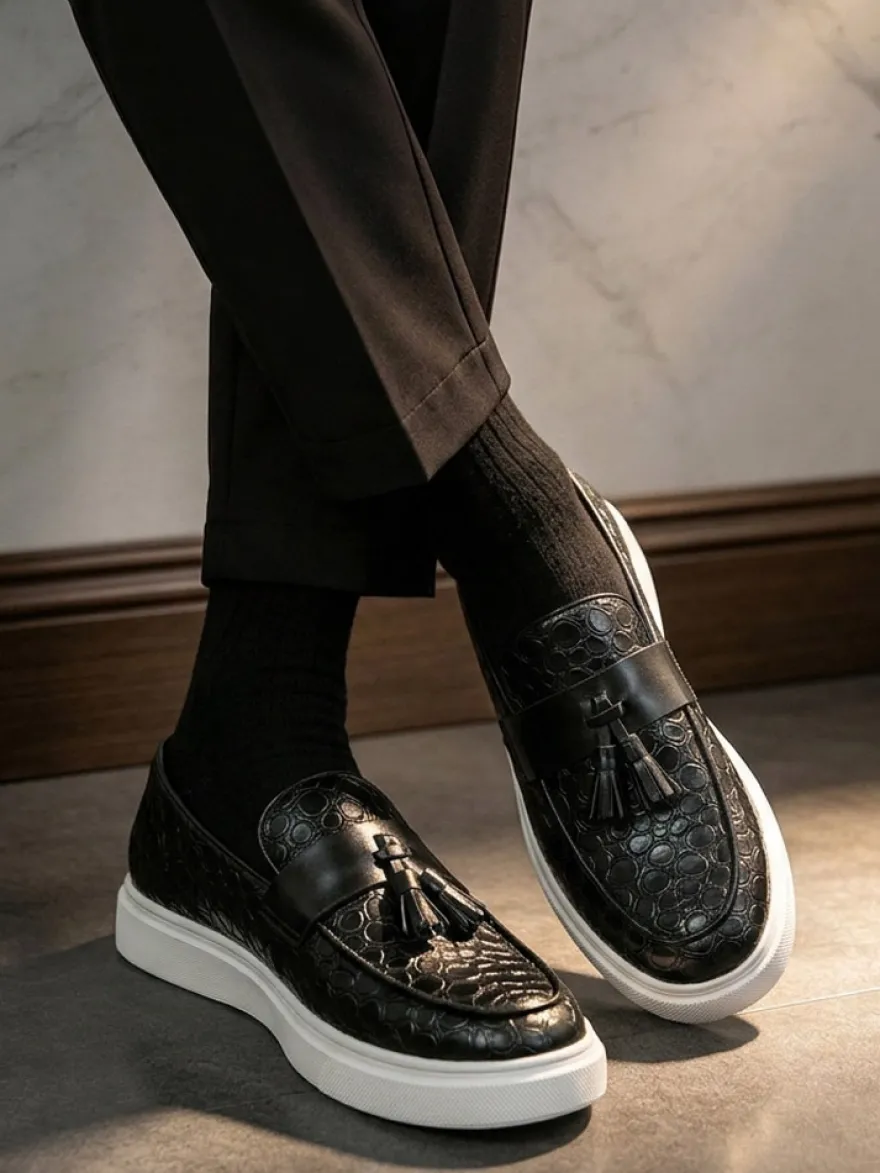 Mocassins noirs décontractés pour hommes bout rond à enfiler avec pompons