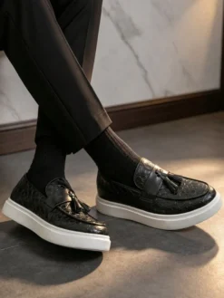 Mocassins noirs décontractés pour hommes bout rond à enfiler avec pompons