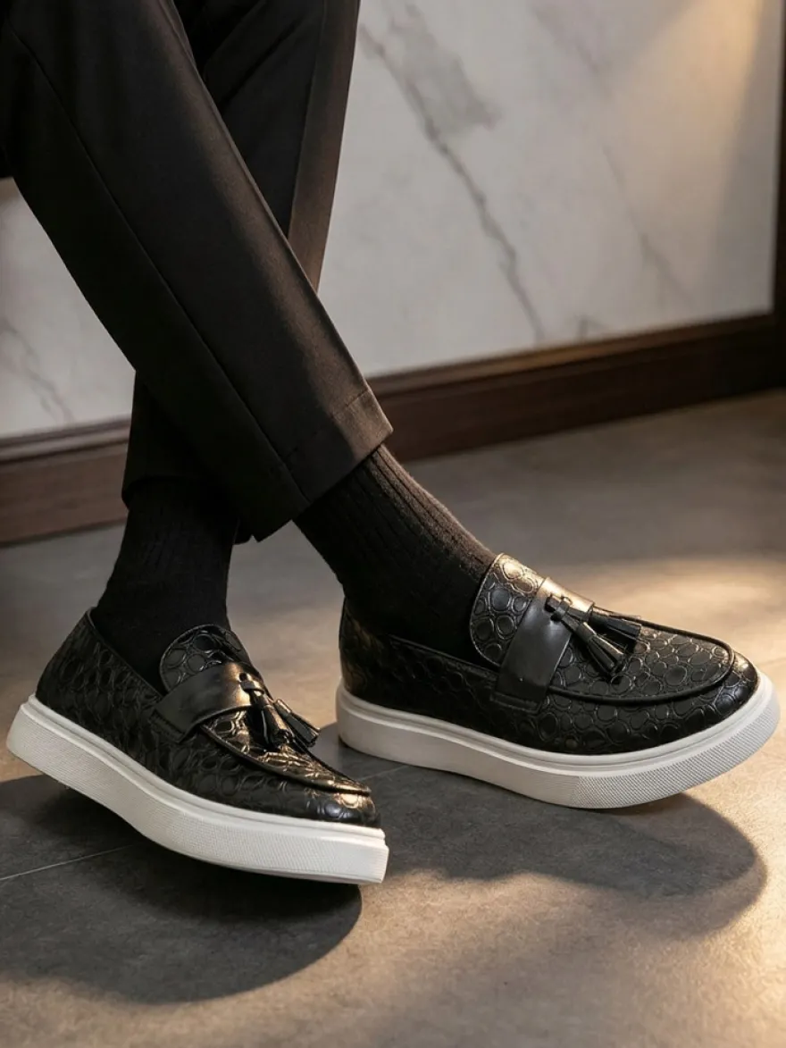 Mocassins noirs décontractés pour hommes bout rond à enfiler avec pompons