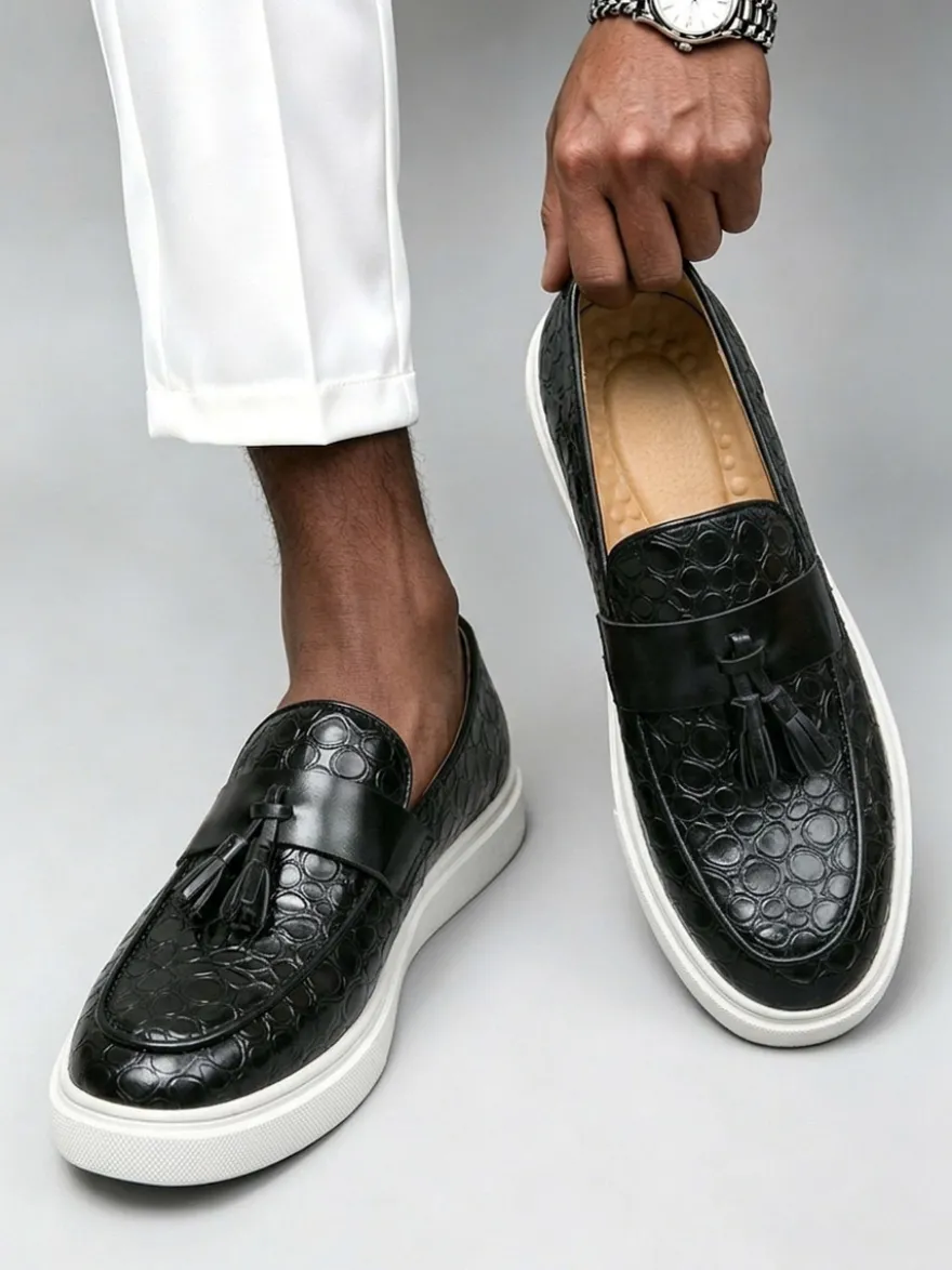Mocassins noirs décontractés pour hommes bout rond à enfiler avec pompons
