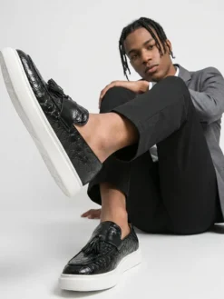 Mocassins noirs décontractés pour hommes bout rond à enfiler avec pompons