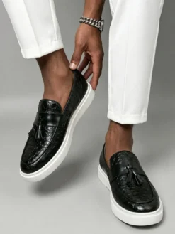 Mocassins noirs décontractés pour hommes bout rond à enfiler avec pompons