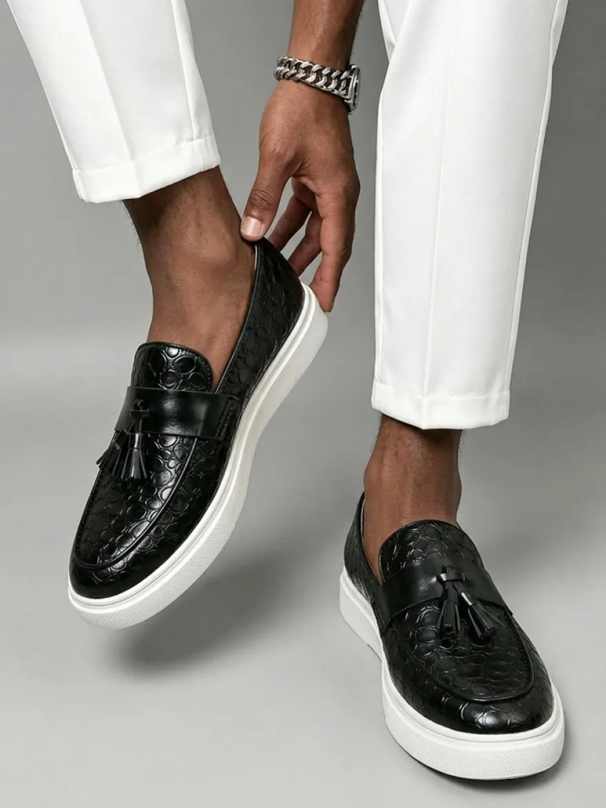 Mocassins noirs décontractés pour hommes bout rond à enfiler avec pompons