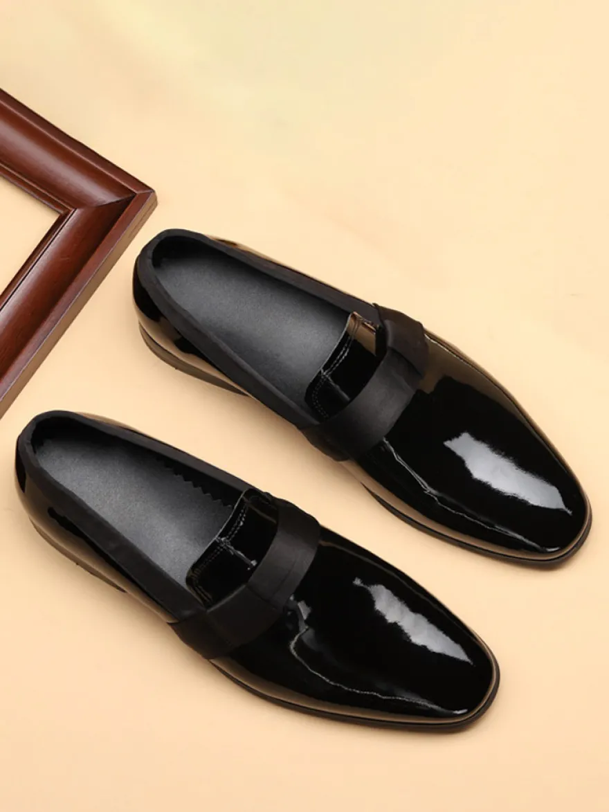 Mocassins noirs pour homme bout rond en cuir véritable.