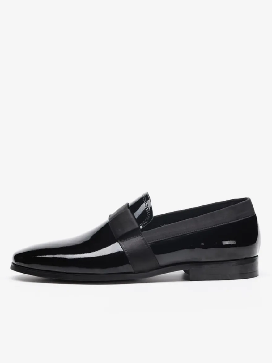 Mocassins noirs pour homme bout rond en cuir véritable.