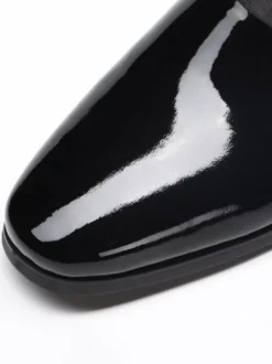 Mocassins noirs pour homme bout rond en cuir véritable.