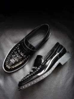 Mocassins à rivets pour hommes en cuir de vache avec détails métalliques