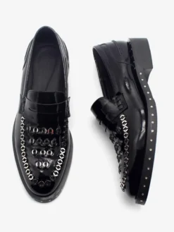 Mocassins à rivets pour hommes en cuir de vache avec détails métalliques