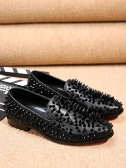 Mocassins à rivets pour hommes bout pointu en cuir de vache à enfiler pour bal de promo ou mariage