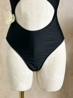 Monokini une pièce à fleurs 3D asymétrique échancré à la taille et décolleté plongeant
