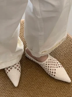 Mules blanches à bout pointu et dos nu ajouré