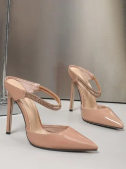 Mules nude à talons aiguilles bout pointu et strass.