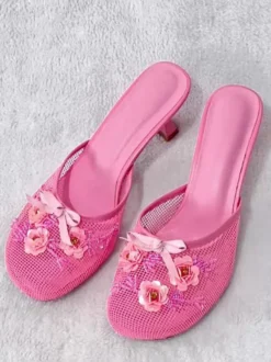 Mules roses à talons hauts bout rond en maille détails floraux escarpins sans bride
