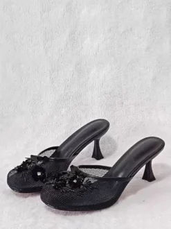 Mules roses à talons hauts bout rond en maille détails floraux escarpins sans bride