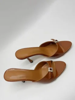 Mules à talons hauts marron à bout ouvert et sandales à talons hauts dos nu avec strass