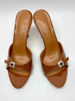 Mules à talons hauts marron à bout ouvert et sandales à talons hauts dos nu avec strass