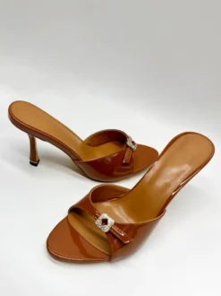 Mules à talons hauts marron à bout ouvert et sandales à talons hauts dos nu avec strass